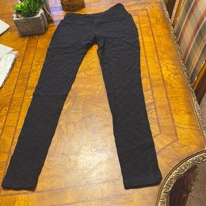 Beyond Yoga Leggings. Black with line design.